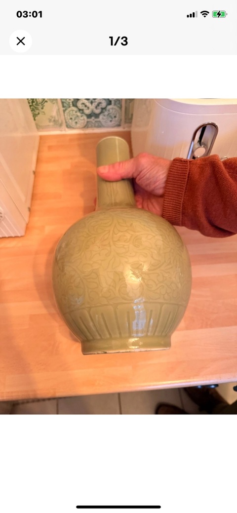 古玩陶瓷民國晚期建國初豆青釉刻花天球瓶真品鑒賞圖