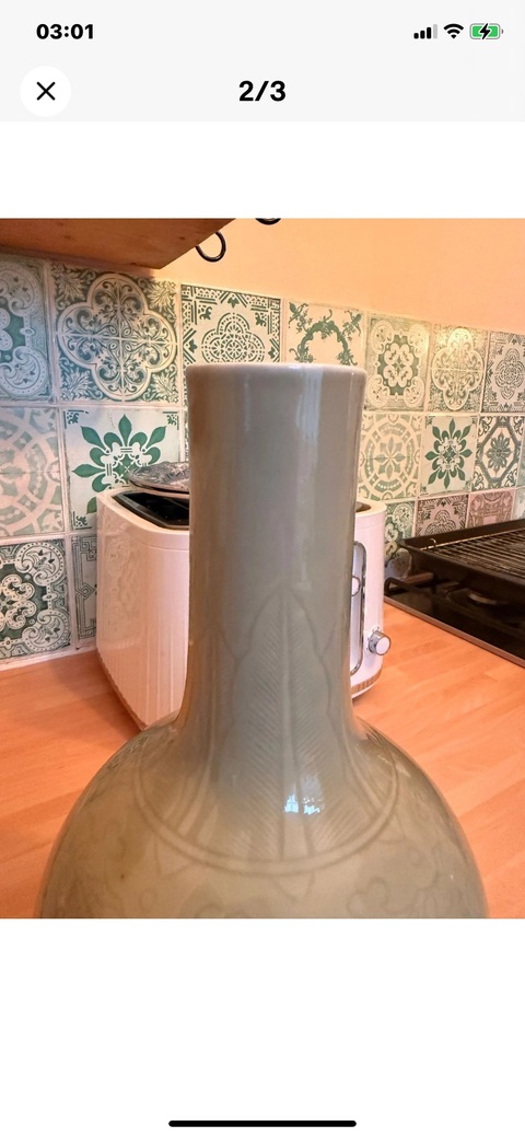 古玩陶瓷民國晚期建國初豆青釉刻花天球瓶真品鑒賞圖