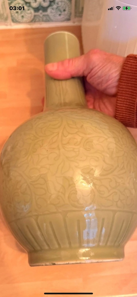 古玩陶瓷民國晚期建國初豆青釉刻花天球瓶真品鑒賞圖