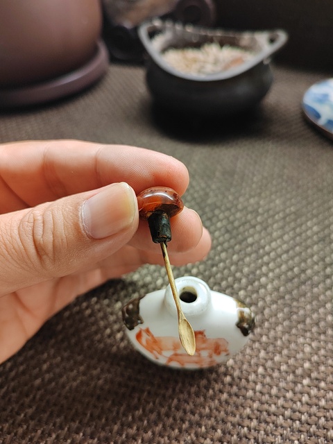 古玩陶瓷礬紅馬紋鼻煙壺真品鑒賞圖