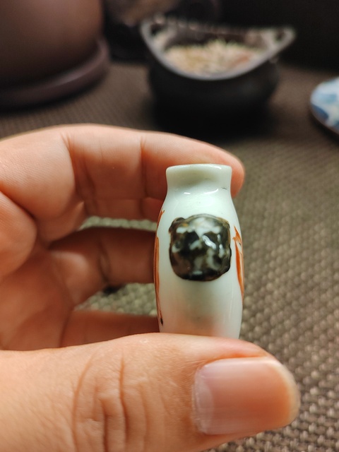 古玩陶瓷礬紅馬紋鼻煙壺真品鑒賞圖