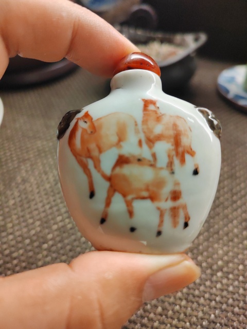 古玩陶瓷礬紅馬紋鼻煙壺真品鑒賞圖