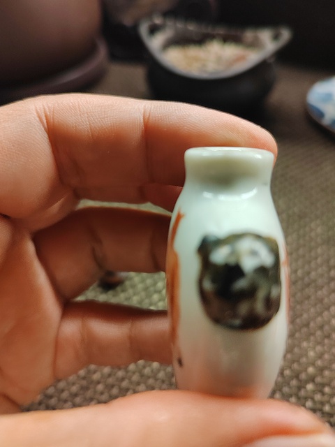 古玩陶瓷礬紅馬紋鼻煙壺真品鑒賞圖