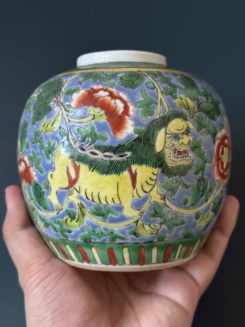 古玩陶瓷花間獅子紋五彩罐真品鑒賞圖