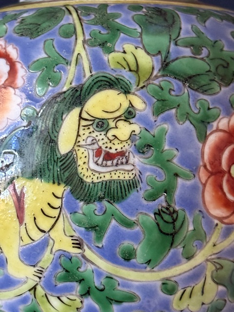 古玩陶瓷花間獅子紋五彩罐真品鑒賞圖