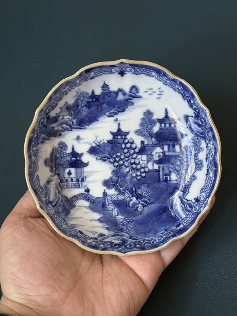 古玩陶瓷樓臺(tái)亭閣山水紋青花盤真品鑒賞圖