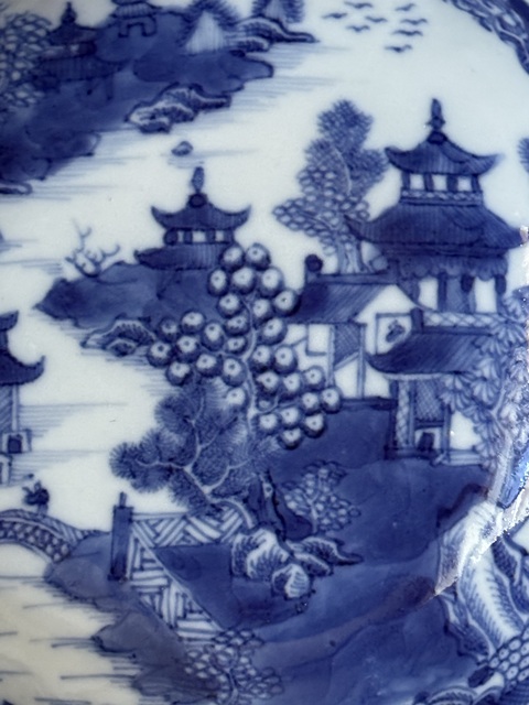 古玩陶瓷樓臺(tái)亭閣山水紋青花盤真品鑒賞圖