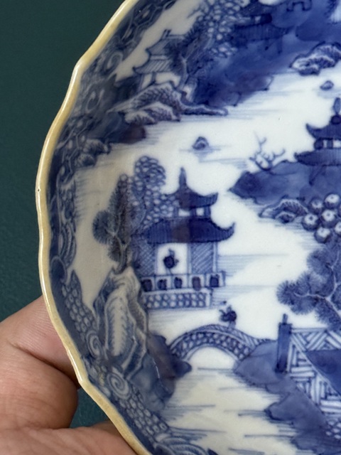 古玩陶瓷樓臺(tái)亭閣山水紋青花盤真品鑒賞圖