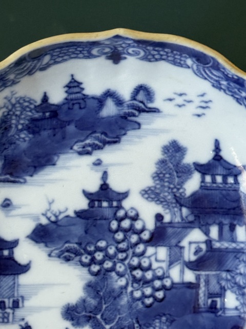 古玩陶瓷樓臺(tái)亭閣山水紋青花盤真品鑒賞圖