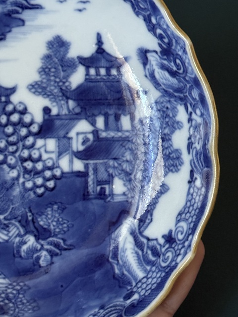 古玩陶瓷樓臺(tái)亭閣山水紋青花盤真品鑒賞圖