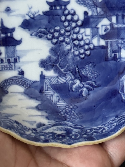 古玩陶瓷樓臺(tái)亭閣山水紋青花盤真品鑒賞圖