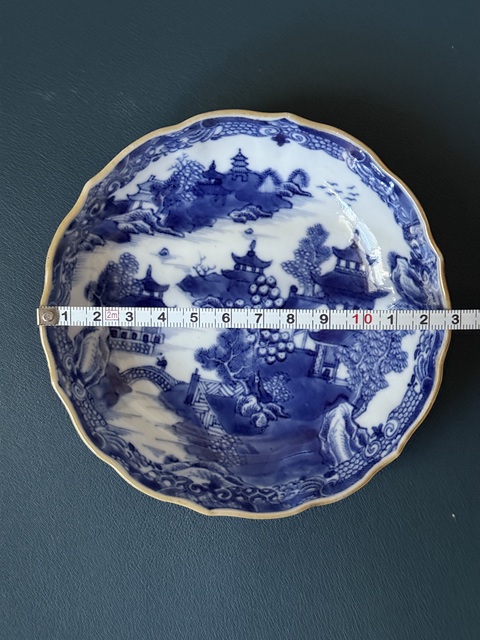 古玩陶瓷樓臺(tái)亭閣山水紋青花盤真品鑒賞圖