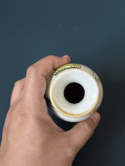 古玩陶瓷人物紋粉彩撇口瓶真品鑒賞圖