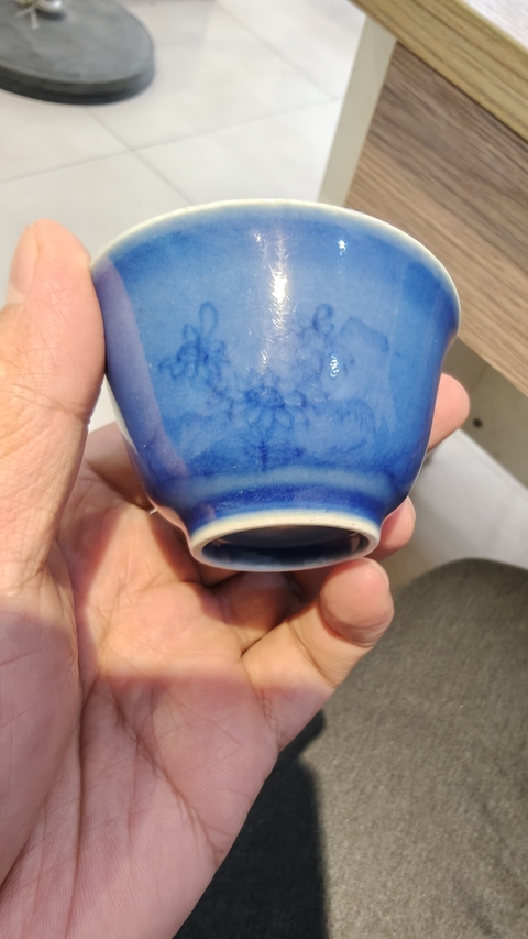 古玩陶瓷藍上藍花卉紋杯真品鑒賞圖
