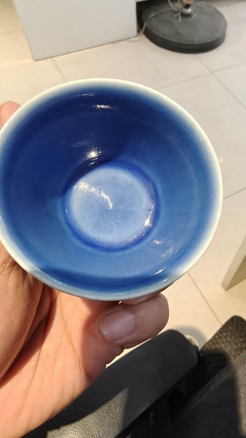 古玩陶瓷藍上藍花卉紋杯真品鑒賞圖