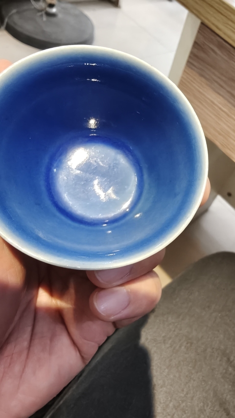 古玩陶瓷藍上藍花卉紋杯真品鑒賞圖