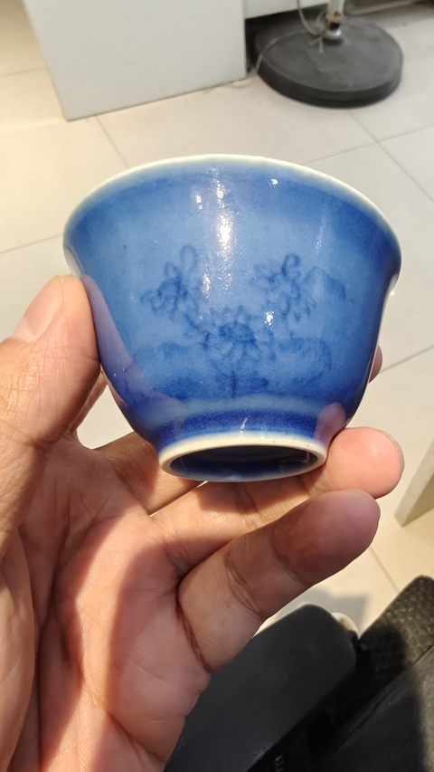古玩陶瓷藍上藍花卉紋杯真品鑒賞圖