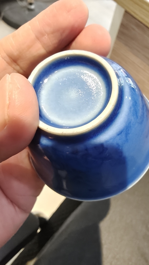 古玩陶瓷藍上藍花卉紋杯真品鑒賞圖