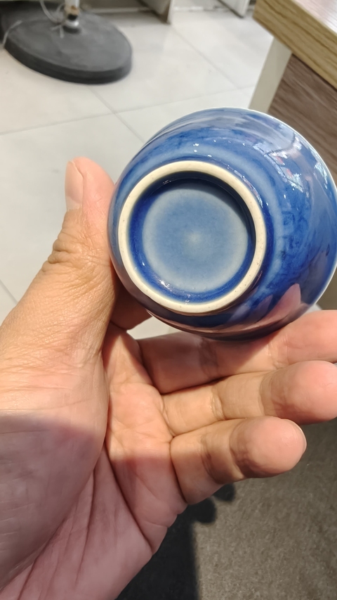 古玩陶瓷藍上藍花卉紋杯真品鑒賞圖