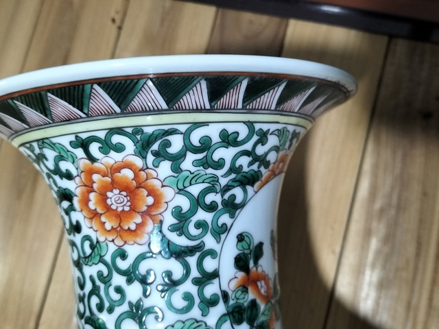 古玩陶瓷五彩開(kāi)光花鳥(niǎo)紋瓶真品鑒賞圖