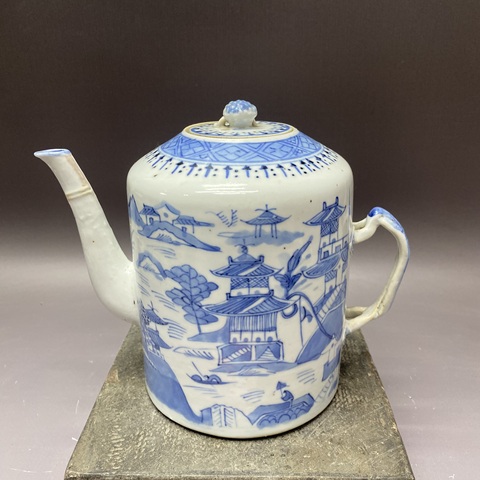 古玩陶瓷清乾隆·青花山水亭臺樓閣執壺拍賣，當前價格2460元