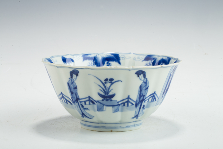 古玩陶瓷清·康熙·青花仕女花卉紋葵口碗真品鑒賞圖