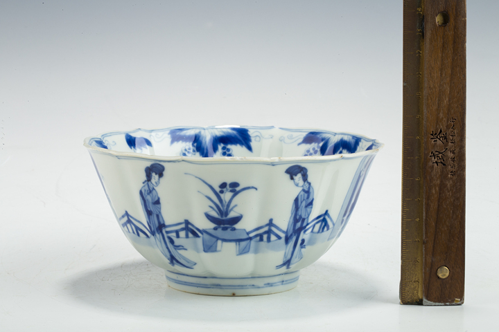 古玩陶瓷清·康熙·青花仕女花卉紋葵口碗真品鑒賞圖