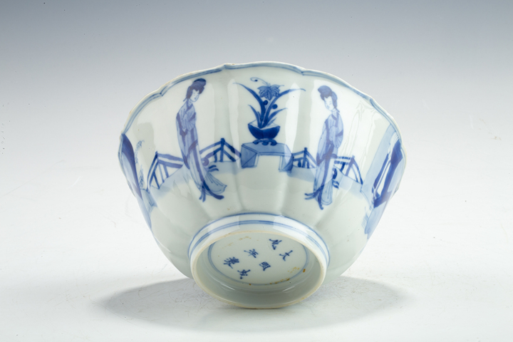 古玩陶瓷清·康熙·青花仕女花卉紋葵口碗真品鑒賞圖