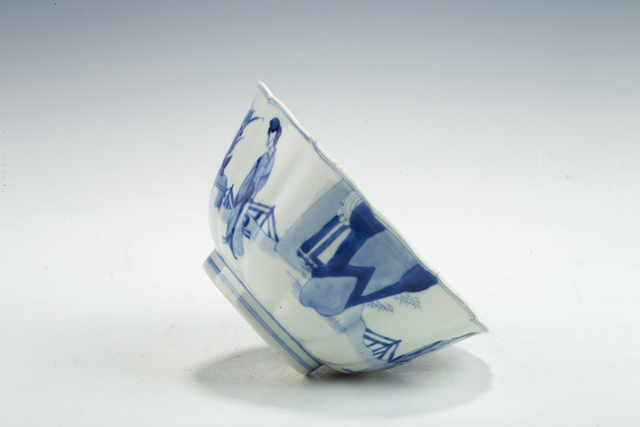 古玩陶瓷清·康熙·青花仕女花卉紋葵口碗真品鑒賞圖