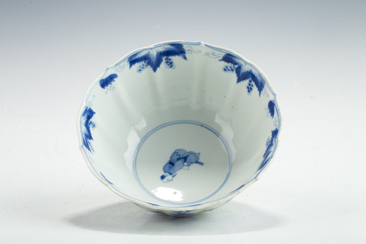 古玩陶瓷清·康熙·青花仕女花卉紋葵口碗真品鑒賞圖