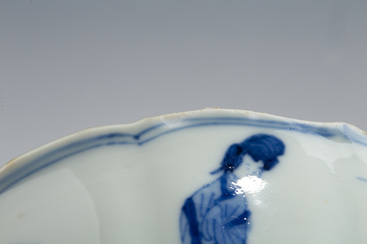 古玩陶瓷清·康熙·青花仕女花卉紋葵口碗真品鑒賞圖