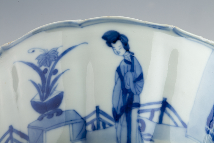 古玩陶瓷清·康熙·青花仕女花卉紋葵口碗真品鑒賞圖