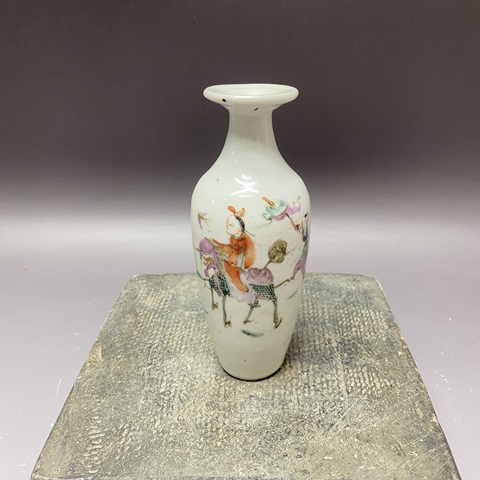 古玩陶瓷麒麟送子粉彩撇口瓶真品鑒賞圖