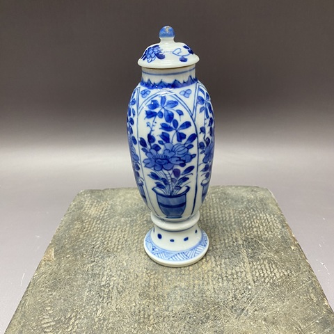 古玩陶瓷花卉紋青花蓋瓶真品鑒賞圖