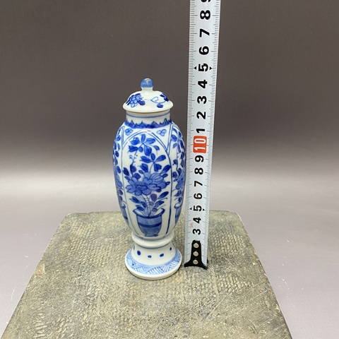 古玩陶瓷花卉紋青花蓋瓶真品鑒賞圖