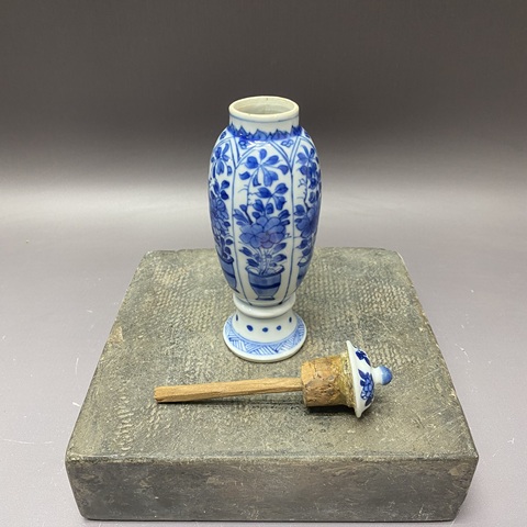 古玩陶瓷花卉紋青花蓋瓶真品鑒賞圖