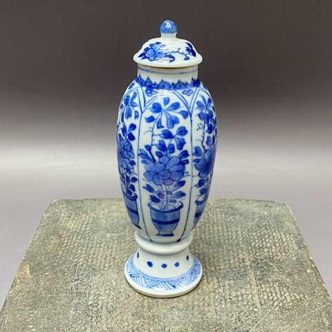 古玩陶瓷花卉紋青花蓋瓶真品鑒賞圖