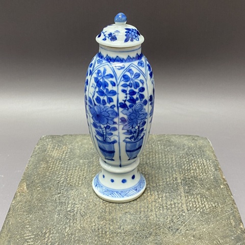 古玩陶瓷花卉紋青花蓋瓶真品鑒賞圖