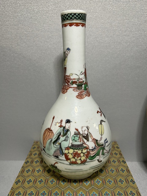 古玩陶瓷人物紋五彩錐把瓶真品鑒賞圖