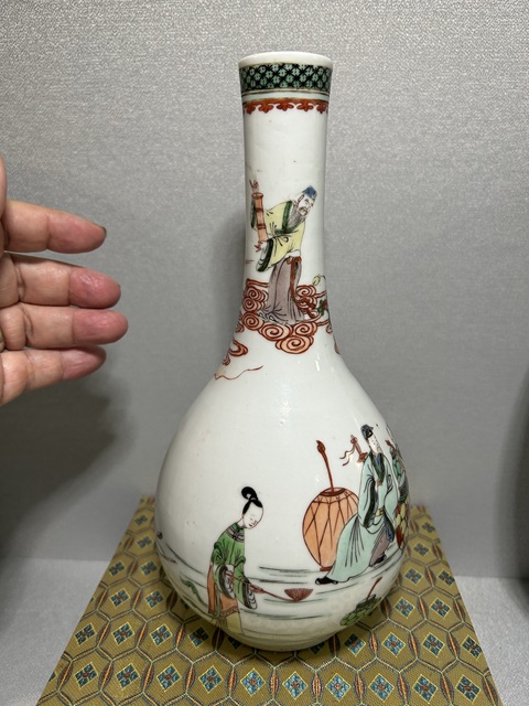 古玩陶瓷人物紋五彩錐把瓶真品鑒賞圖