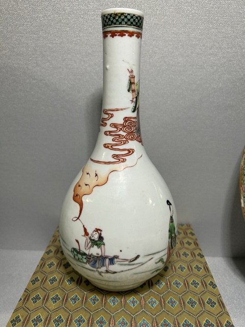 古玩陶瓷人物紋五彩錐把瓶真品鑒賞圖