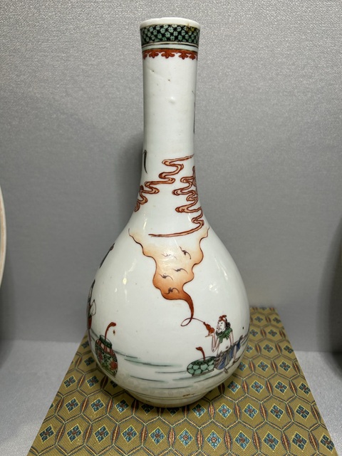 古玩陶瓷人物紋五彩錐把瓶真品鑒賞圖