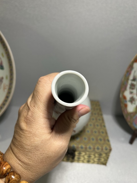 古玩陶瓷人物紋五彩錐把瓶真品鑒賞圖