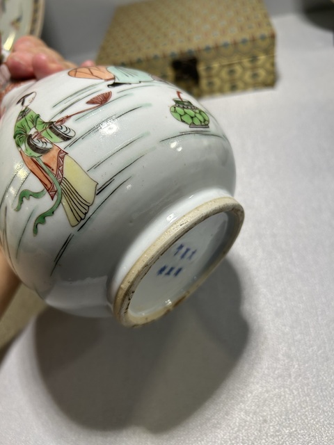 古玩陶瓷人物紋五彩錐把瓶真品鑒賞圖