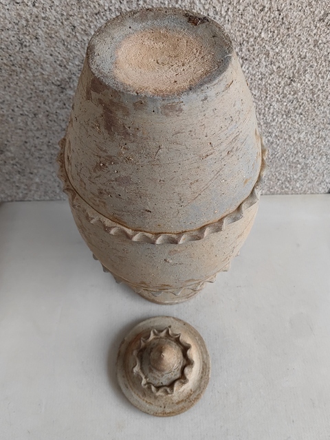 古玩陶瓷青釉貼塑水波紋蓋罐拍賣，當前價格3200元