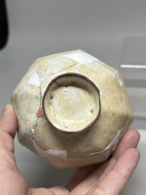 古玩陶瓷罕見(jiàn)館藏級(jí)珍品南宋官窯八方杯拍賣，當(dāng)前價(jià)格98000元