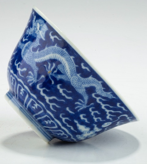 古玩陶瓷青花留白龍紋茶碗真品鑒賞圖