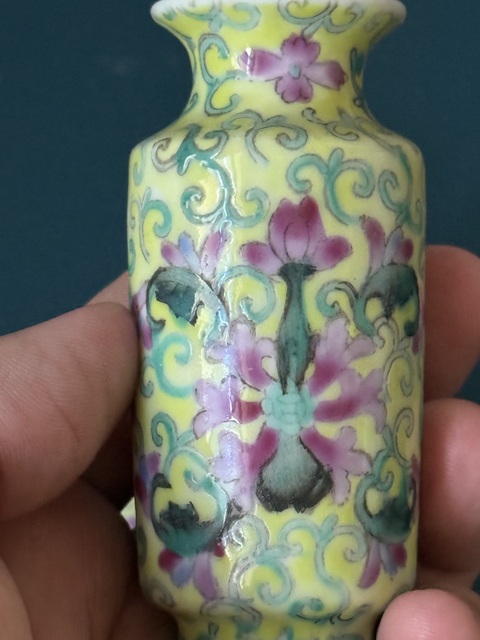 古玩陶瓷花卉紋粉彩瓶真品鑒賞圖