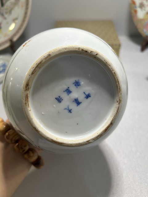 古玩陶瓷人物紋五彩錐把瓶真品鑒賞圖