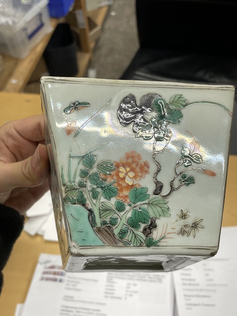 古玩陶瓷花蝶紋五彩方斗碗真品鑒賞圖